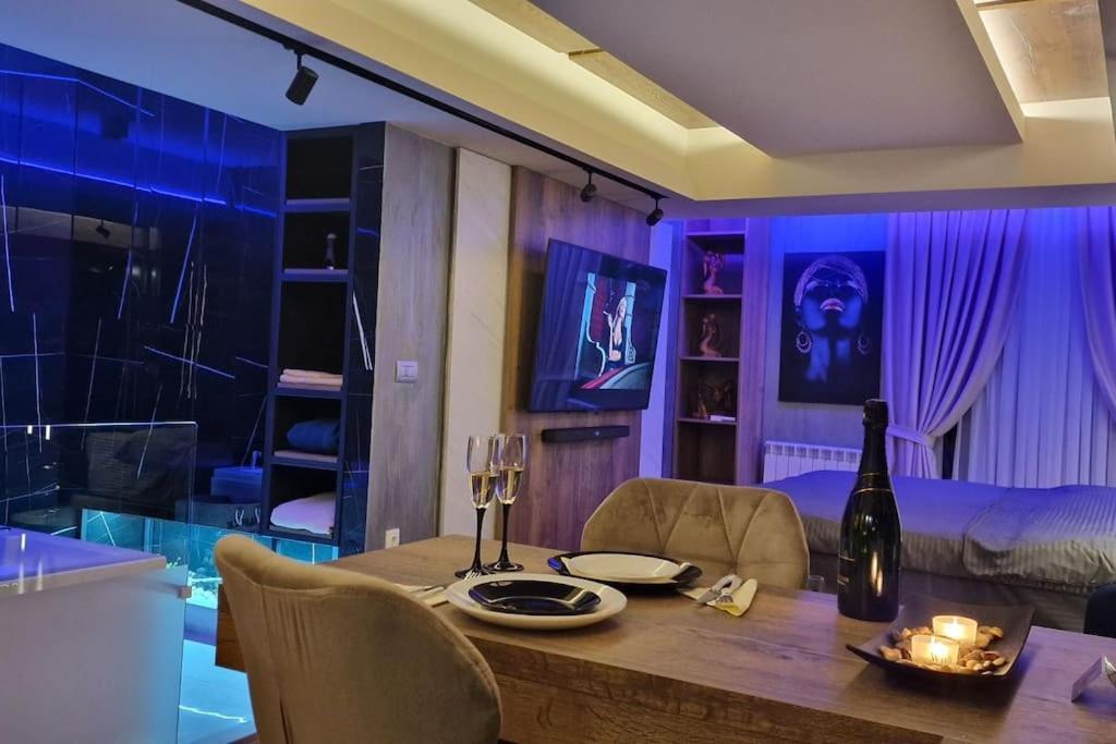 Romantic & Jacuzzi Apartment *